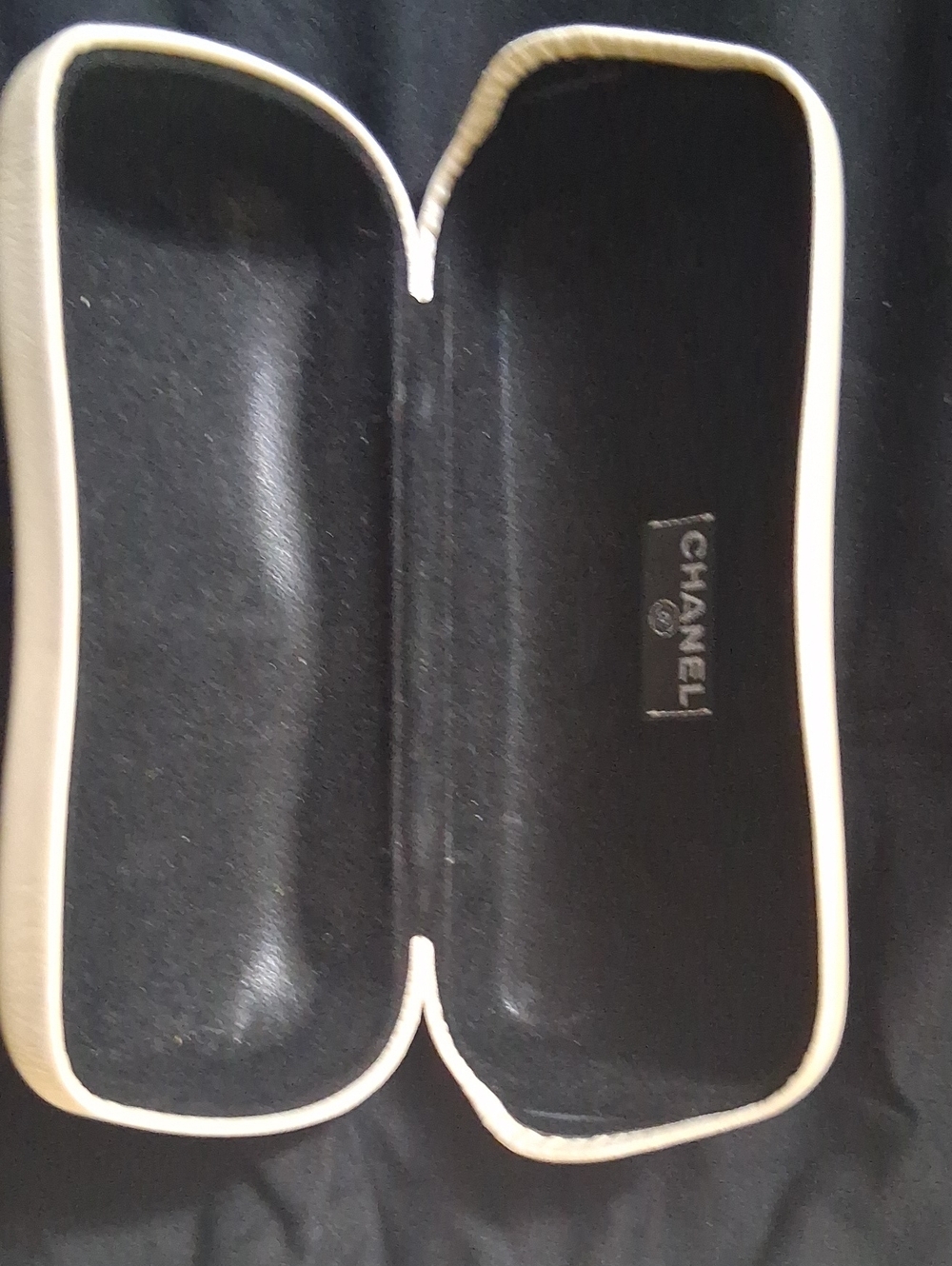 Chanel Pearlescent, Clam Shell Eye Glass Case. - Picture 3 of 6